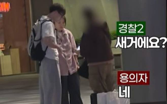 구매자로 위장한 사복 경찰관이 중고거래를 가장해 절도 피의자가 내놓은 노트북을 확인하고 있다. 사진=대전경찰청 유튜브