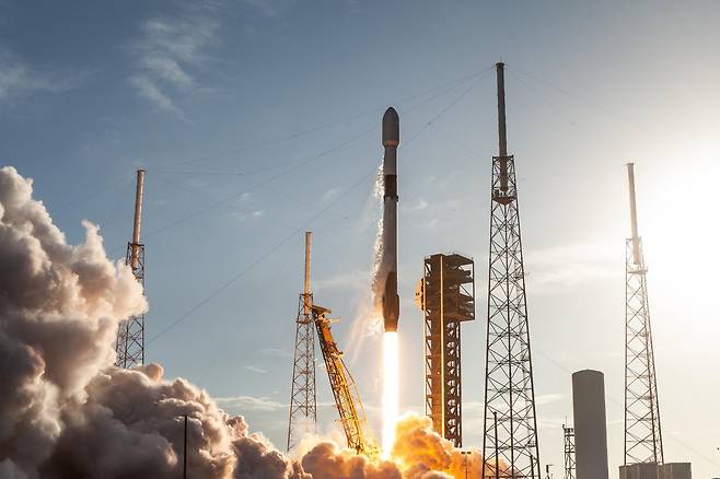 미국 플로리다주 케이프커내버럴 우주군기지에서 스페이스X의 팰컨9(Falcon 9) 로켓이 발사되고 있다. 게티이미지코리아
