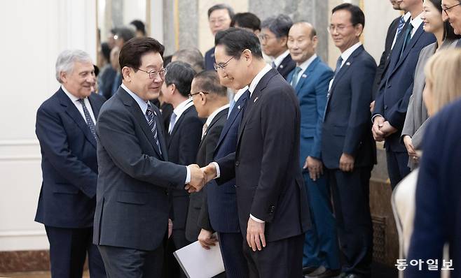 이재명 대통령이 13일(현지시간) 이탈리아 로마의 한 호텔에서 열린 한-이탈리아 비즈니스 라운드 테이블에 참석하며 이재용 삼성전자 회장 등과 인사하고 있다. 로마=김재명 기자 base@donga.com