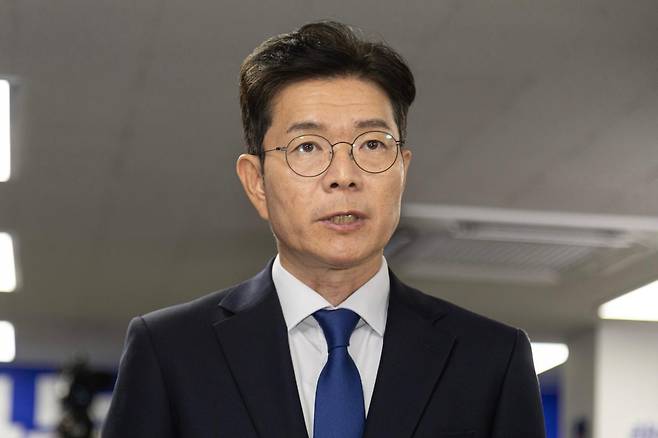 정원오 더불어민주당 서울시장 후보자가 4일 서울 중구 세종대로 선거상황실에서 승복 선언 관련 발언을 하고 있다. 뉴시스