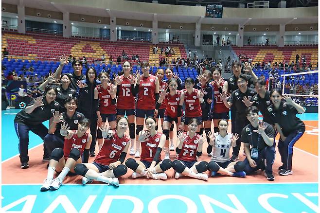 12일 필리핀 캔돈 시티에서 열린 아시아배구연맹(AVC) 컵 조별리그 최종전에서 대만을 3-2로 꺾은 한국 여자 배구 대표팀. 사진 AVC