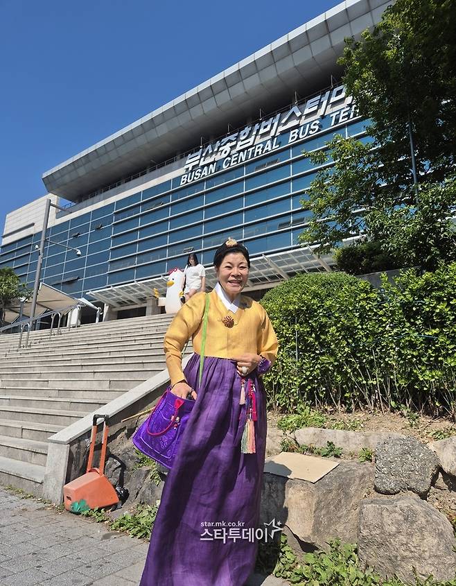 방탄소년단의 공연을 관람하기 위해 부산을 찾은 한복 디자이너 박술녀. 사진ㅣ지승훈 기자