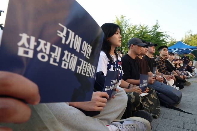전국 주요 대학 총학생회들이 6·3 지방선거 투표용지 부족사태를 규탄하는 취지의 시국선언을 동시다발로 진행한 10일 서울 연세대학교 신촌캠퍼스 학생회관 앞에서 총학생회 비상대책위원회 등 학생들이 시국선언을 하고 있다./사진=뉴시스