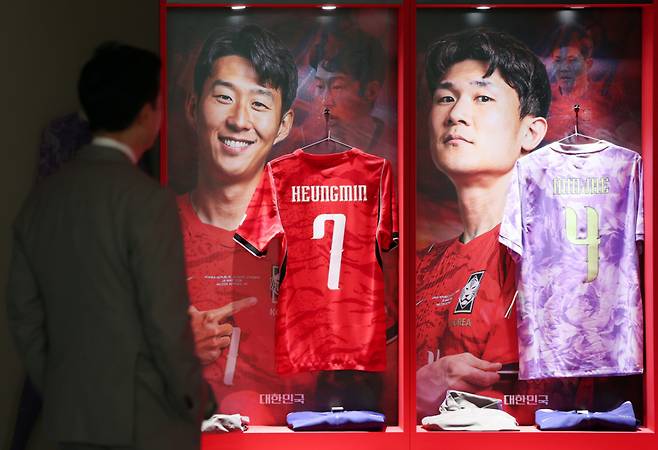 2026 북중미월드컵 체코와의 경기를 앞둔 지난 11일 서울 영등포구 더현대 서울 팝업 공간에 마련된 대한축구협회(KFA)의 '대한민국 축구국가대표팀 : 팬들의 베이스캠프' 팝업스토어를 찾은 시민들이 선수들의 유니폼을 둘러보고 있다. /사진=뉴스1