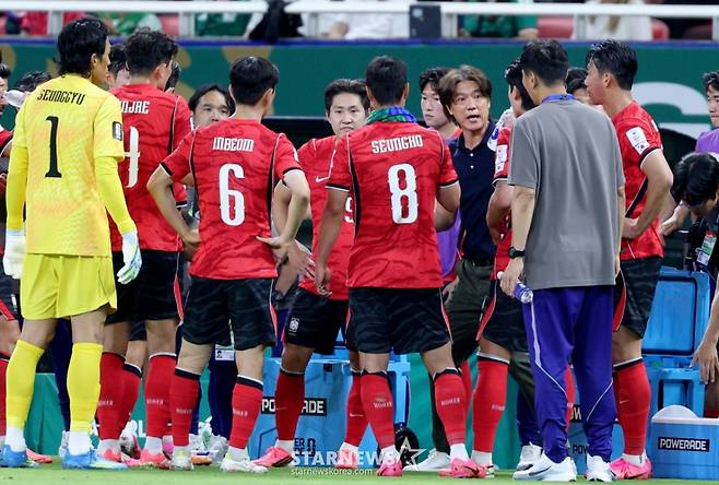 2026 북중미월드컵 A조 예선 대한민국-체코전이 12일(한국 시간) 멕시코 과달라하라 에스타디오 아크론에서 열렸다. 홍명보 감독이 하이드레이션 브레이크 타임 때 작전 지시를 하고 있다 /사진=김진경 대기자