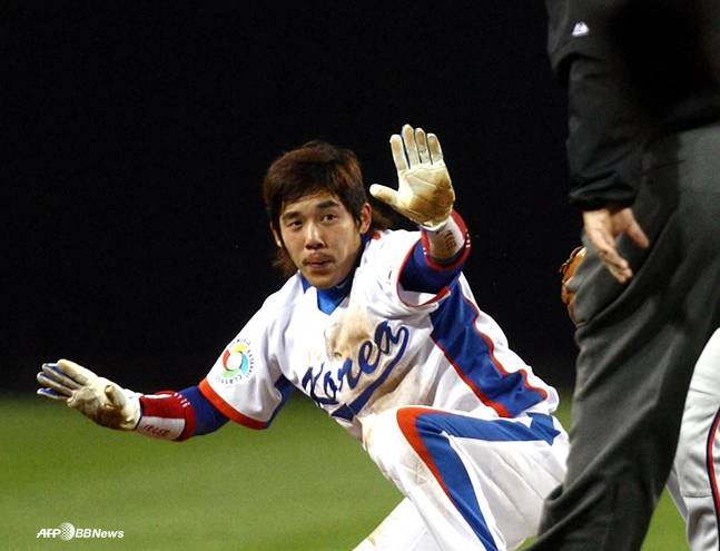 2009 월드 베이스볼 클래식에서 2루 도루를 성공한 이용규의 모습. /AFPBBNews=뉴스1