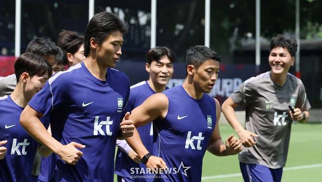 2026 북중미월드컵에 출전한 대한민국 축구 국가대표팀이 12일 멕시코 과달라하라 치바스 베르데 바예에서 회복 훈련을 진행했다. 황희찬을 비롯한 선수들이 러닝 훈련을 하고 있다. /사진=김진경 대기자