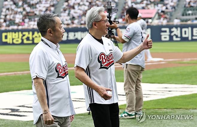 시구ㆍ시타 마친 젠슨 황과 박정원 회장 (서울=연합뉴스) 김인철 기자 = 젠슨 황 엔비디아 최고경영자(CEO)가 7일 서울 잠실야구장에서 열린 2026 프로야구 KBO리그 키움 히어로즈와 두산 베어스의 경기에 앞서 시구를 마친 뒤 시타자로 나선 박정원 두산그룹 회장과 함께 퇴장하고 있다. 2026.6.7 yatoya@yna.co.kr