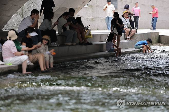 계속되는 더운 날씨 (서울=연합뉴스) 류영석 기자 = 더운 날씨가 계속되는 지난 1일 서울 청계천에서 시민들이 다리 그늘 아래 앉아 있다. 2026.6.1 ondol@yna.co.kr
