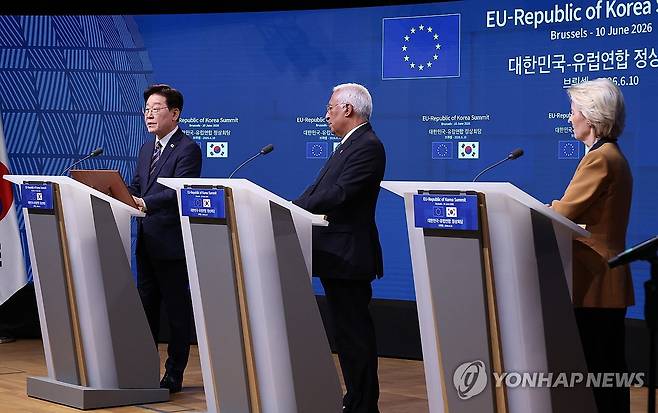 이재명 대통령, 한-EU 공동언론발표 (브뤼셀=연합뉴스) 한상균 기자 = 이재명 대통령이 10일(현지시간) 벨기에 브뤼셀 EU이사회 본부에서 안토니우 코스타 EU 정상회의 상임의장, 우르즐라 폰데어라이엔 EU 집행위원장과 공동언론발표를 하고 있다. 2026.6.11 xyz@yna.co.kr