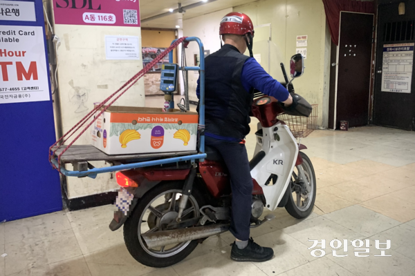 12일 오전 수원시 팔달구 수원역전시장 건물 지하1층. 한 상인이 오토바이에 전자저울을 싣고 계량기 정기검사를 받기 위해 임시 검사장을 찾았다. 2026.6.12 /유혜연기자 pi@kyeongin.com
