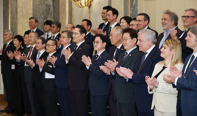 ▲ 이재명 대통령이 12일(현지시간) 이탈리아 로마의 한 호텔에서 열린 비즈니스 라운드테이블에서 참석자들과 기념촬영을 하고 있다. /연합뉴스