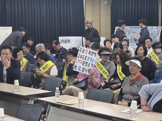 한국도로공사 등은 지난 12일 오전 11시께 광주 북구 문흥1동 행정복지센터 2층에서 '호남고속도로 동광주IC~광산IC 확장사업 주민 간담회'를 개최했다. /임지섭 기자 ljs@namdonews.com
