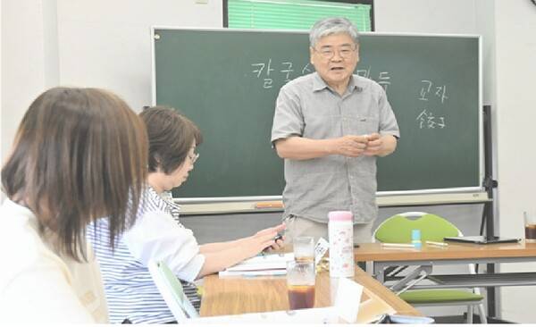 지난 3일 일본 오사카부 사카이시에 있는 '한글강좌' 교실에서 강의 중인 김병진 씨. 아사히신문 6월 13일