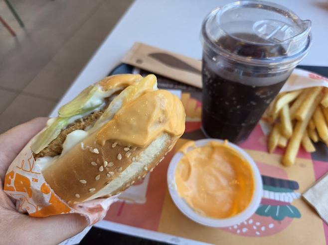 '빅 딥 체다치즈'를 곁들인 롱치킨버거. 치즈 풍미와 산미가 더해져 한층 진한 맛을 낸다. (사진=한전진 기자)