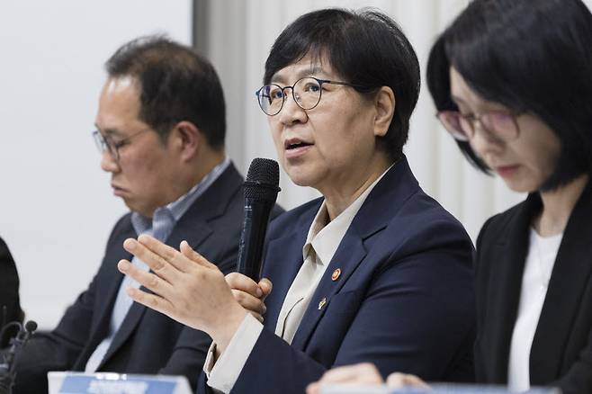 정은경 보건복지부 장관이 지난 11일 서울 종로구에서 열린 이재명 정부 출범 1주년 출입기자단 정책간담회에서 하반기 주요 추진과제를 설명하고 있다.(사진=복지부)