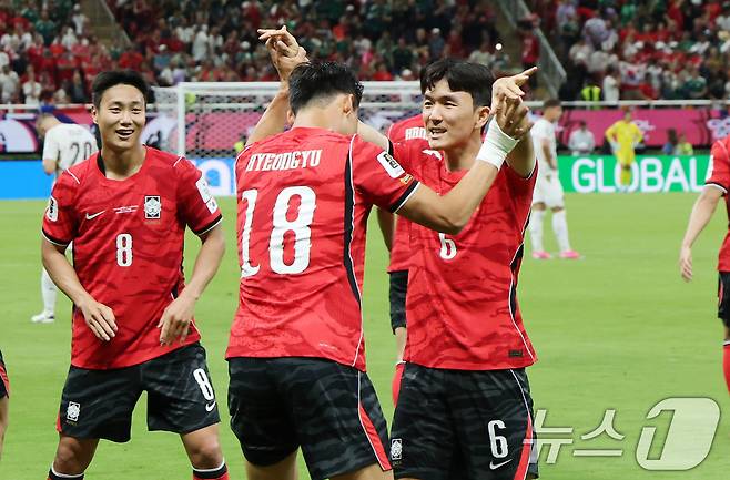 대한민국 축구국가대표팀 오현규와 황인범이 11일(현지시간) 멕시코 할리스코주 사포판 과달라하라 스타디움에서 열린 2026 북중미 월드컵 A조 조별리그 1차전 대한민국과 체코 경기에서 하이파이브를 하고 있다. 이날 경기는 대한민국 체코를 상대로 2-1로 승리했다. 2026.6.12 ⓒ 뉴스1 임세영 기자