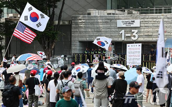 6·3 지방선거 투표용지 부족 사태에 반발한 시민들이 14일 서울 송파구 올림픽공원 핸드볼경기장 개표소 앞에 모여 재선거를 요구하는 구호를 외치고 있다. 2026.6.14 ⓒ 뉴스1 김도우 기자