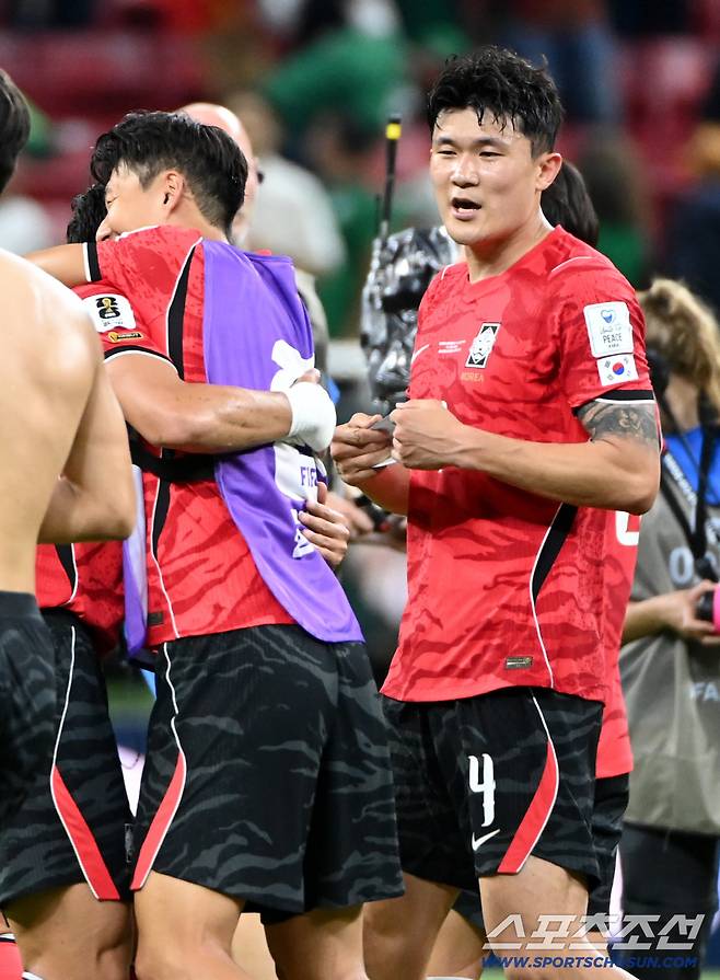 2026 북중미월드컵 대한민국과 체코의 경기. 대한민국이 2대1로 승리했다. 경기가 끝난 후 김민재가 손흥민에게 주장 완장을 건네주고 있다. 사포판(멕시코)=허상욱 기자