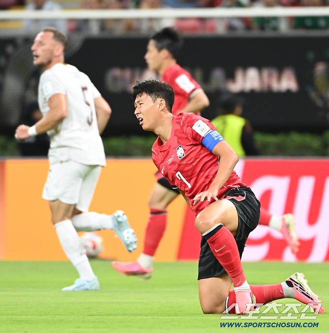 12일(한국시각) 멕시코 과달라하라 사포판의 에스타디오 과달라하라에서 열린 2026 북중미월드컵 대한민국과 체코의 경기. 손흥민이 공을 뺏긴 뒤 아쉬워하고 있다. 사포판(멕시코)=허상욱 기자wook@sportschosun.com/2026.06.12/