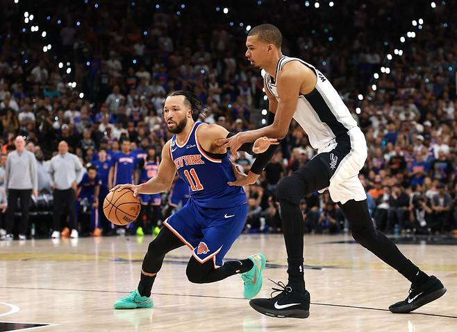 SAN ANTONIO, TEXAS - JUNE 13: Jalen Brunson #11 of the New York Knicks drives to the basket against Victor Wembanyama #1 of the San Antonio Spurs during the fourth quarter in Game Five of the 2026 NBA Finals at Frost Bank Center on June 13, 2026 in San Antonio, Texas. NOTE TO USER: User expressly acknowledges and agrees that, by downloading and or using this photograph, User is consenting to the terms and conditions of the Getty Images License Agreement. Gregory Shamus/Getty Images/AFP (Photo by Gregory Shamus / GETTY IMAGES NORTH AMERICA / Getty Images via AFP)
<저작권자(c) 연합뉴스, 무단 전재-재배포, AI 학습 및 활용 금지>