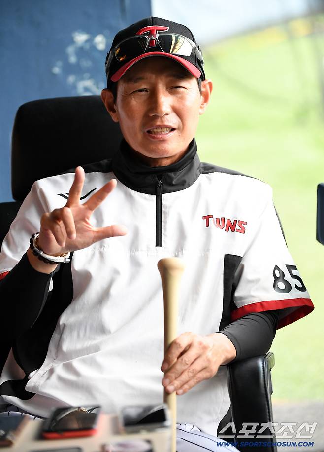 14일 잠실구장에서 열린 LG와 롯데의 경기. LG 염경엽 감독이 인터뷰를 하고 있다. 잠실=박재만 기자 pjm@sportschosun.com/2026.06.14/