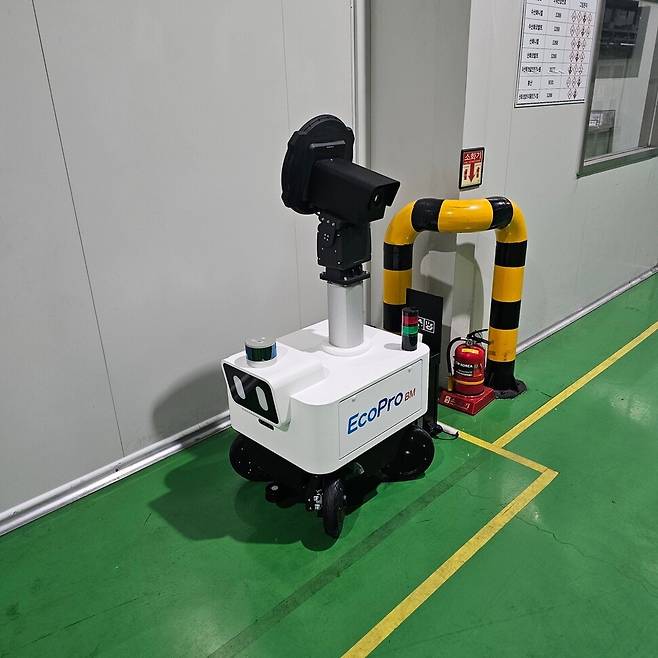 지난 11일 경북 포항시 에코프로의 포항 배터리 소재 생산단지에서 자율이동로봇(AMR) ‘티포이’가 소성로 주변 설비를 점검하고 있다. 티포이는 음향·열화상·영상 센서로 배관 누수와 설비 이상 징후를 살핀다. 포항/유하영 기자