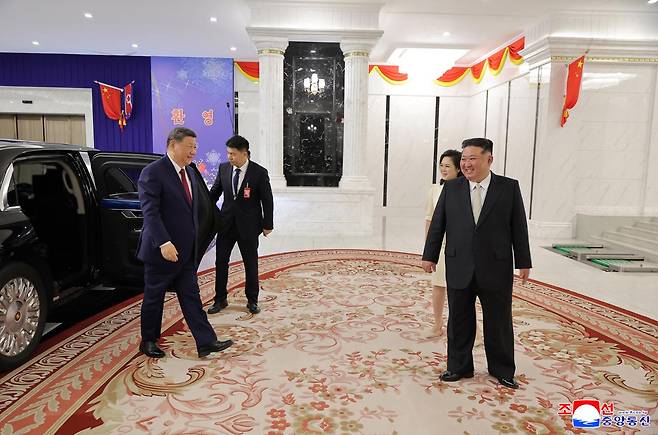 김정은 북한 국무위원장이 8일 북한을 방문한 시진핑 중국 국가주석을 위한 연회가 개최된 목란관에서 그를 맞이하고 있다. 평양=조선중앙통신 연합뉴스