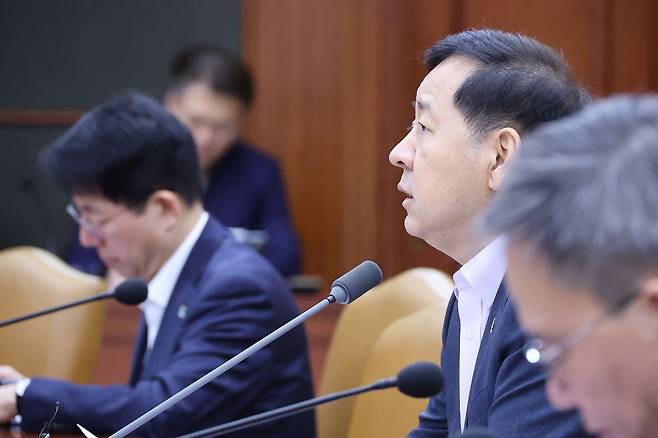 구윤철 부총리 겸 재정경제부 장관이 12일 오전 서울 종로구 정부서울청사에서 열린 비상경제본부회의 겸 경제관계장관회의에서 발언하고 있다. 연합뉴스