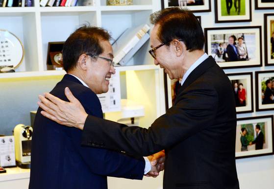 2017년 4월 3일 홍준표 자유한국당 대선후보가 서울 강남구 삼성동 이명박 전 대통령의 집무실을 방문해 인사를 나누고 있다. 뉴시스
