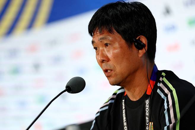 일본 축구 국가대표팀 감독 모리야스 하지메가 지난 14일(한국시간) 네덜란드와의 개막전을 앞두고 기자회견을 하고 있다. AP=연합뉴스