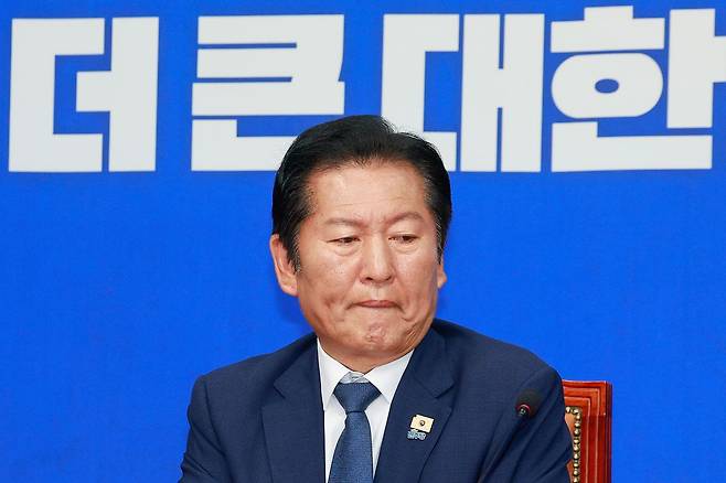 정청래 더불어민주당 대표가 10일 오전 서울 여의도 국회에서 열린 최고위원회의에 참석해 원내대표 발언을 듣고 있다. 뉴스1