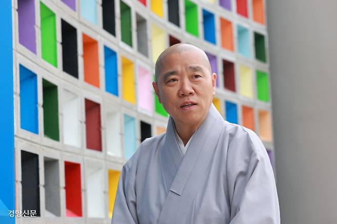강릉 인월사 주지 재범 스님이 지난 8일 ‘인드라월’에 담긴 의미를 설명하고 있다. 정지윤 선임기자