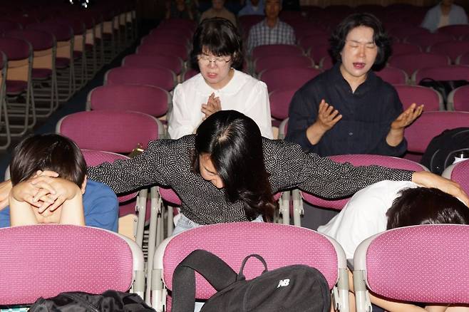 부산 영락교회는 지난 12일 김명선 목사를 초청해 금요예배를 드렸다. 말씀에 은혜를 받은 영락교회 성도들이 통성기도를 하고 있다. 한 성도가 자녀들을 위해 눈물로 기도하고 있다