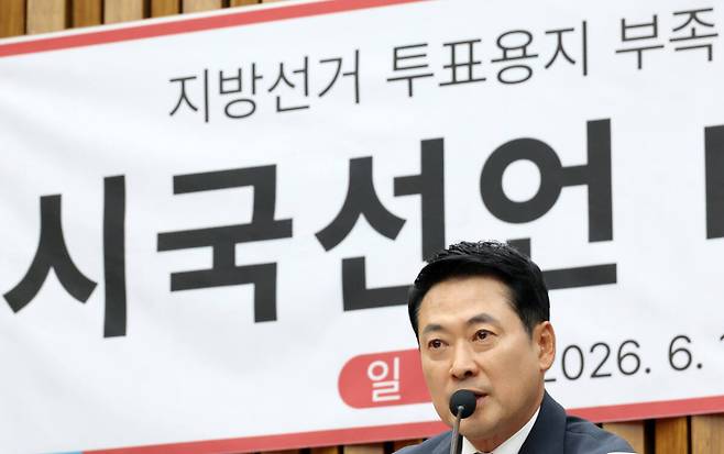 국민의힘 장동혁 대표가 10일 국회에서 투표용지 부족 사태와 관련해 시국선언에 나선 대학생들과 간담회를 갖고 있다. 연합뉴스