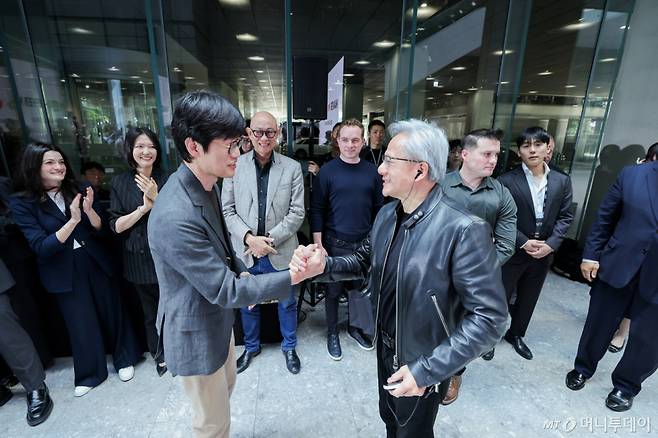 젠슨 황 엔비디아 최고경영자(CEO)와 이해진 네이버 이사회 의장이 지난 8일 경기 성남시 분당구 네이버 사옥 1784에서 인사를 나누고 있다. /사진=네이버 /사진=(서울=뉴스1)