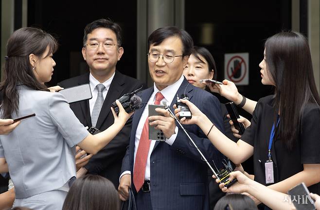 2024년 5월30일 노소영 아트센터 나비 관장의 법률대리인 김기정 변호사가 이혼소송 2심 선고 뒤 취재진 질문에 답하고 있다. ⓒ시사IN 조남진