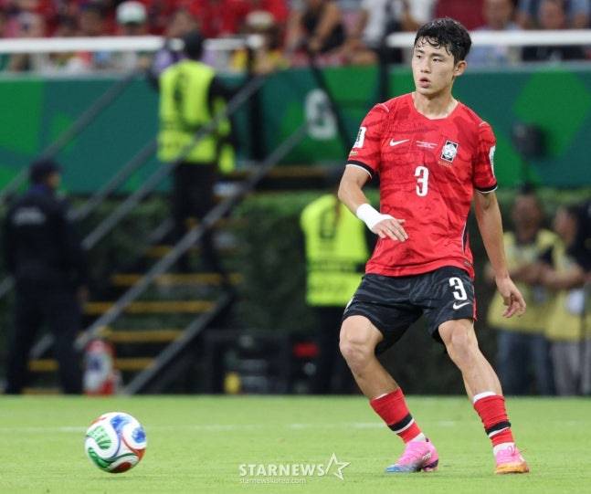 2026 북중미월드컵 A조 예선 대한민국-체코전이 12일(한국 시간) 멕시코 과달라하라 에스타디오 아크론에서 열렸다. 이기혁이 송곳 패스를 하고 있다. /사진=김진경 대기자.