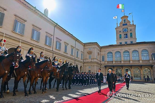 이재명 대통령 공식 환송식 (로마=연합뉴스) 한상균 기자 = 이재명 대통령이 12일(현지시간) 이탈리아 로마 대통령궁에서 열린 공식 환송식에서 세르지오 마타렐라 대통령과 의장대를 사열하고 있다. 2026.6.13 xyz@yna.co.kr