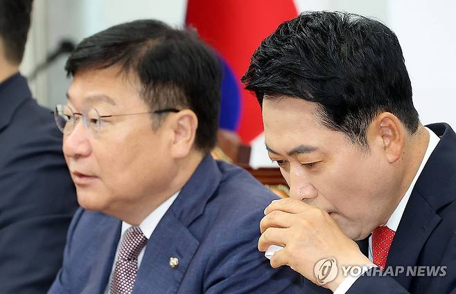 목 축이는 장동혁 대표 (서울=연합뉴스) 이동해 기자 = 국민의힘 장동혁 대표가 11일 국회에서 열린 최고위원회의에서 물을 마시고 있다. 왼쪽 정점식 원내대표. 2026.6.11 eastsea@yna.co.kr