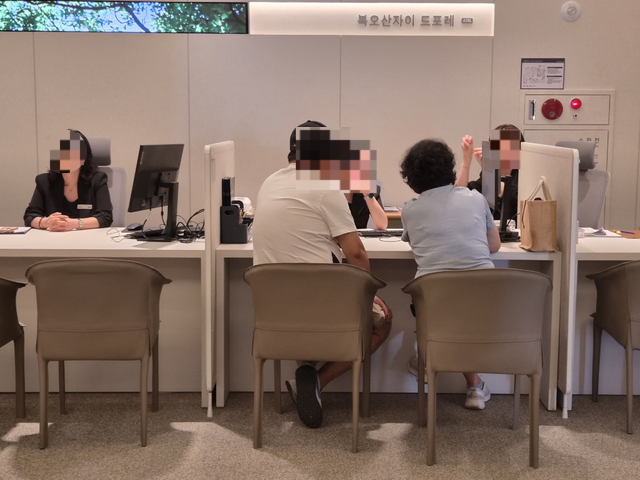 ‘북오산자이 드포레’ 견본주택 내부에 마련된 상담석에서 방문객이 상담을 진행하고 있다. (김선호 기자)