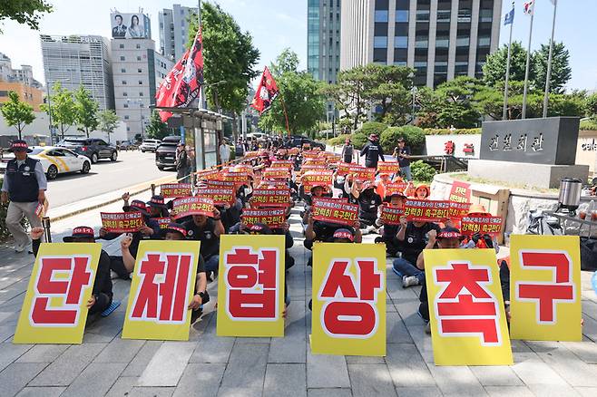 ▲임금 및 단체협약(임단협) 체결 등을 요구하며 휴업에 들어간 전국레미콘운송노동조합 조합원들이 9일 서울 강남구 건설회관 앞에서 불공정거래 철폐 촉구 총력 투쟁대회를 열고 구호를 외치고 있다. 연합뉴스