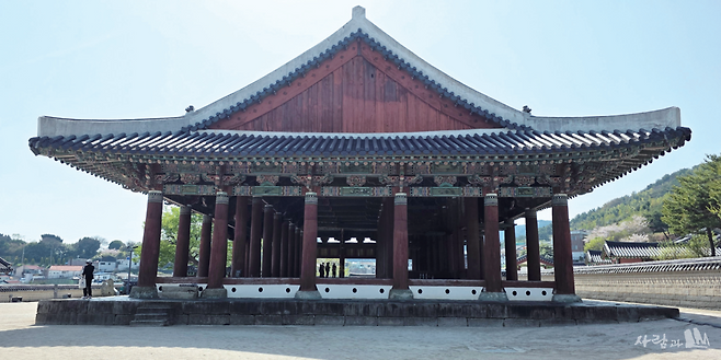 정면 아홉칸, 측면 다섯칸의 국보 305호 세병관_1605년 통제사 이경준이 세운 것이다. 이순신 장군은 1598년에 전사했으니 생전에 이 건물을 못 보셨다.