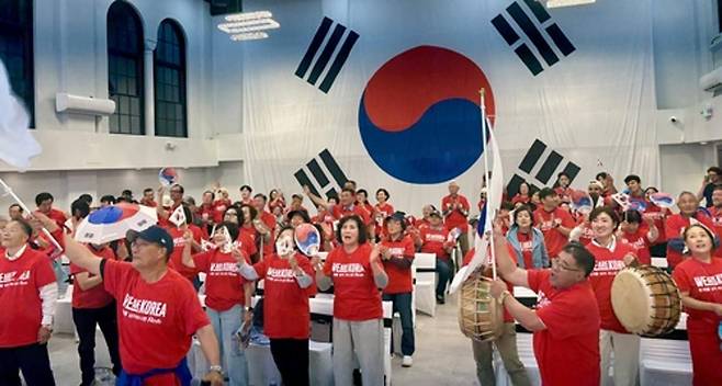 출처:연합뉴스 / 대표팀 첫 승 축하하는 美한인들