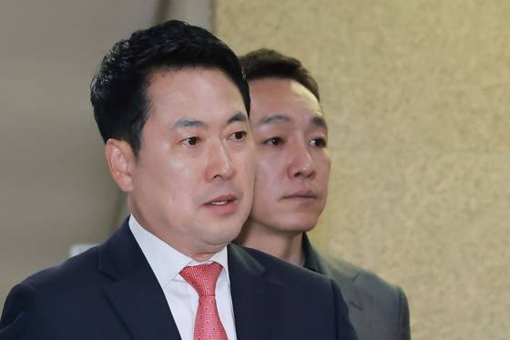 장동혁 국민의힘 대표가 15일 국회에서 열린 긴급 최고위원회의에 참석하고 있다. 오른쪽은 김민수 최고위원. 〈사진=연합뉴스〉