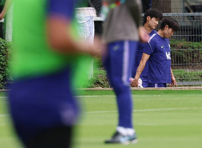 축구 국가대표팀 배준호(오른쪽)와 김태현 선수가 14일(현지시간) 오전 멕시코 과달라하라 인근 훈련장에서 회복 훈련을 하고 있다. 사진=연합뉴스