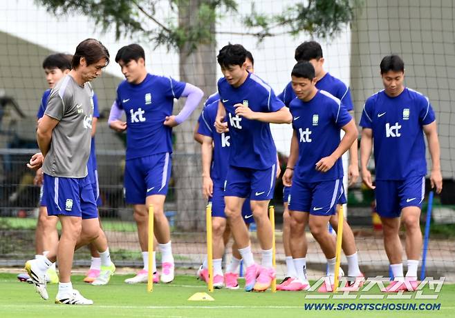 2026 북중미 월드컵 체코전에서 승리한 대한민국 월드컵 대표팀이 15일(한국시각) 멕시코 과달라하라 인근 사포판 월드컵대표팀 베이스캠프 훈련장 치바스 베르데 바예에서 훈련을 가졌다. 생각에 잠긴 홍명보 감독의 모습. 사포판(멕시코)=허상욱 기자wook@sportschosun.com/2026.06.15/