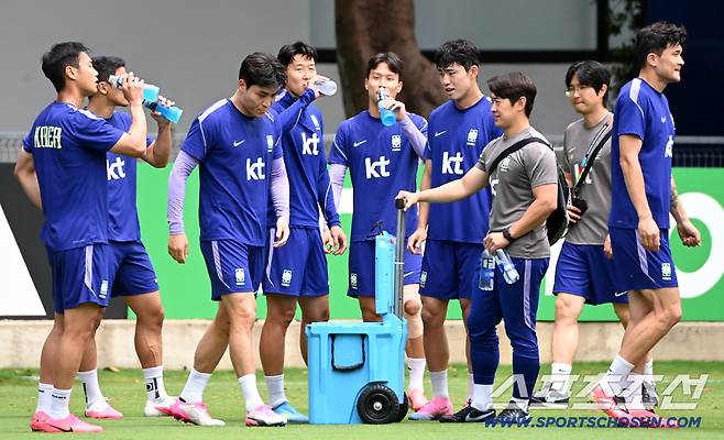 2026 북중미 월드컵 체코전에서 승리한 대한민국 월드컵 대표팀이 15일(한국시각) 멕시코 과달라하라 인근 사포판 월드컵대표팀 베이스캠프 훈련장 치바스 베르데 바예에서 훈련을 가졌다. 왼쪽부터 백승호 황희찬 박진섭 손흥민 엄지성 이기혁 김민재가 훈련 도중 물을 마시고 있다. 사포판(멕시코)=허상욱 기자wook@sportschosun.com/2026.06.15/