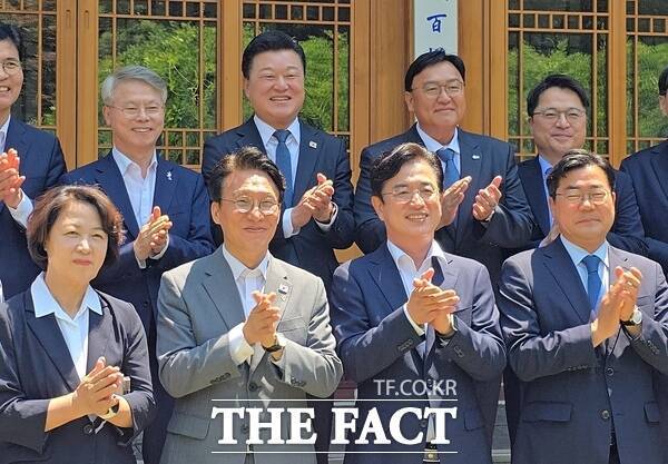 허태정 대전시장 당선인이 15일 열린 김민석 국무총리 주재 광역단체장 당선인 간담회에 참석해 대전시 주요 현안에 대한 지원을 건의했다. /민선9기 대전시장직 인수위원회