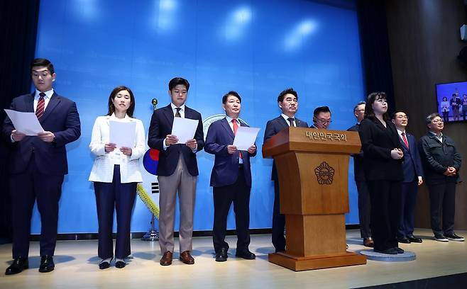 국민의힘 개혁성향 모임 ‘대안과 미래’ 소속 이성권 의원과 의원들이 11일 서울 여의도 국회 소통관에서 중앙선거관리위원회 투표용지 부족 사태 관련 입장문 발표를 하고 있다. 뉴시스